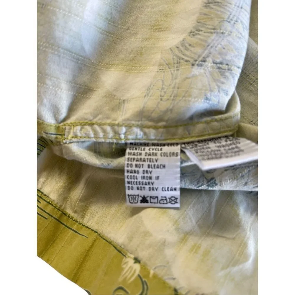 Tommy Bahama Men's Green Paradise Island Buttons Up Floral Shirt Size Medium